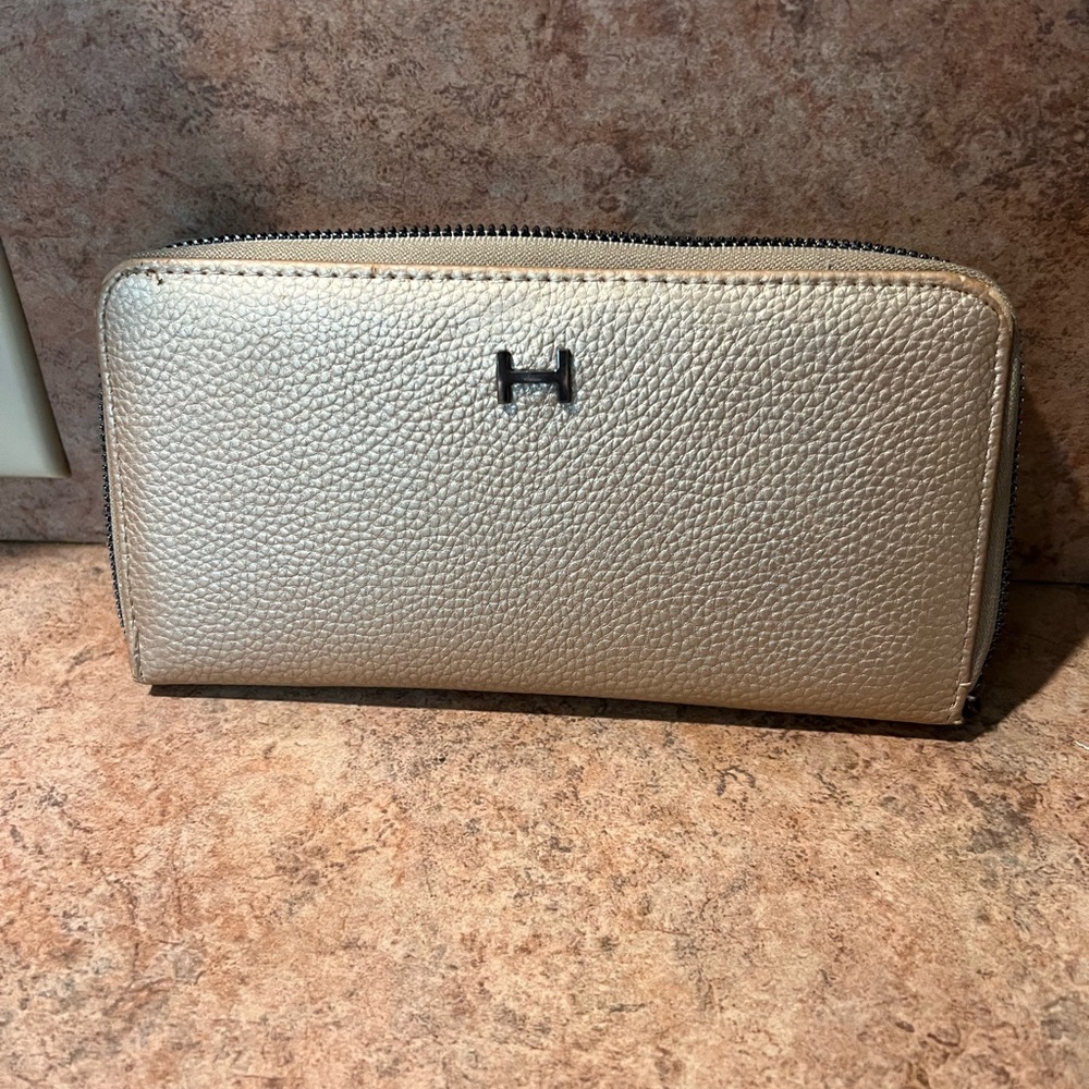 Beautiful wallet metallic gold color used but light in very good condition